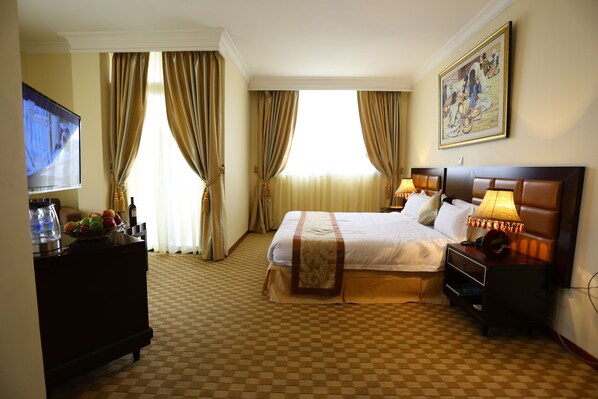 Deluxe-Zimmer, 1 King-Bett, Nichtraucher, Stadtblick | Zimmersafe, Schreibtisch, Bügeleisen/Bügelbrett, Babybetten