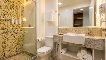 Ducha, artículos de tocador gratuitos, secador de pelo, toallas