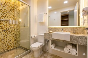Deluxe Twin Room | Bathroom | Shower, free toiletries, hair dryer, towels