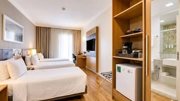 Deluxe Twin kamer | Een minibar, een kluis op de kamer, een bureau, een laptopwerkplek