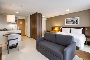 Deluxe Suite, 1 King Bed | Minibar, in-room safe, desk, laptop workspace - Quality Hotel & Suites Brasilia (Brasília)