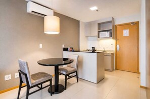 Suite Deluxe, 1 letto king | Minibar, una cassaforte in camera, una scrivania, postazione laptop