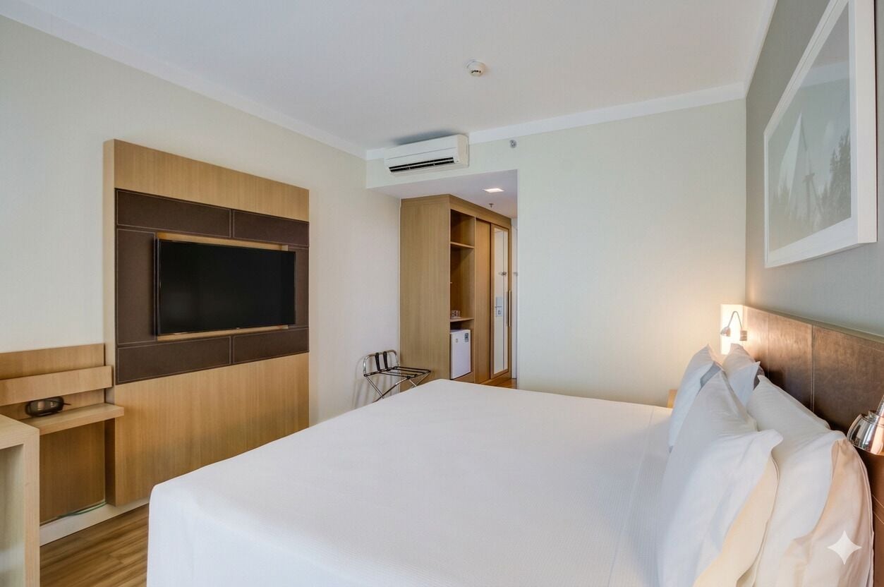 Superior Room | Minibar, in-room safe, desk, laptop workspace