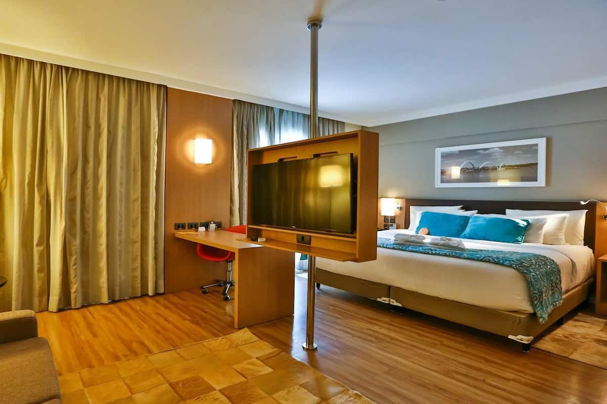 Minibar, in-room safe, desk, laptop workspace
