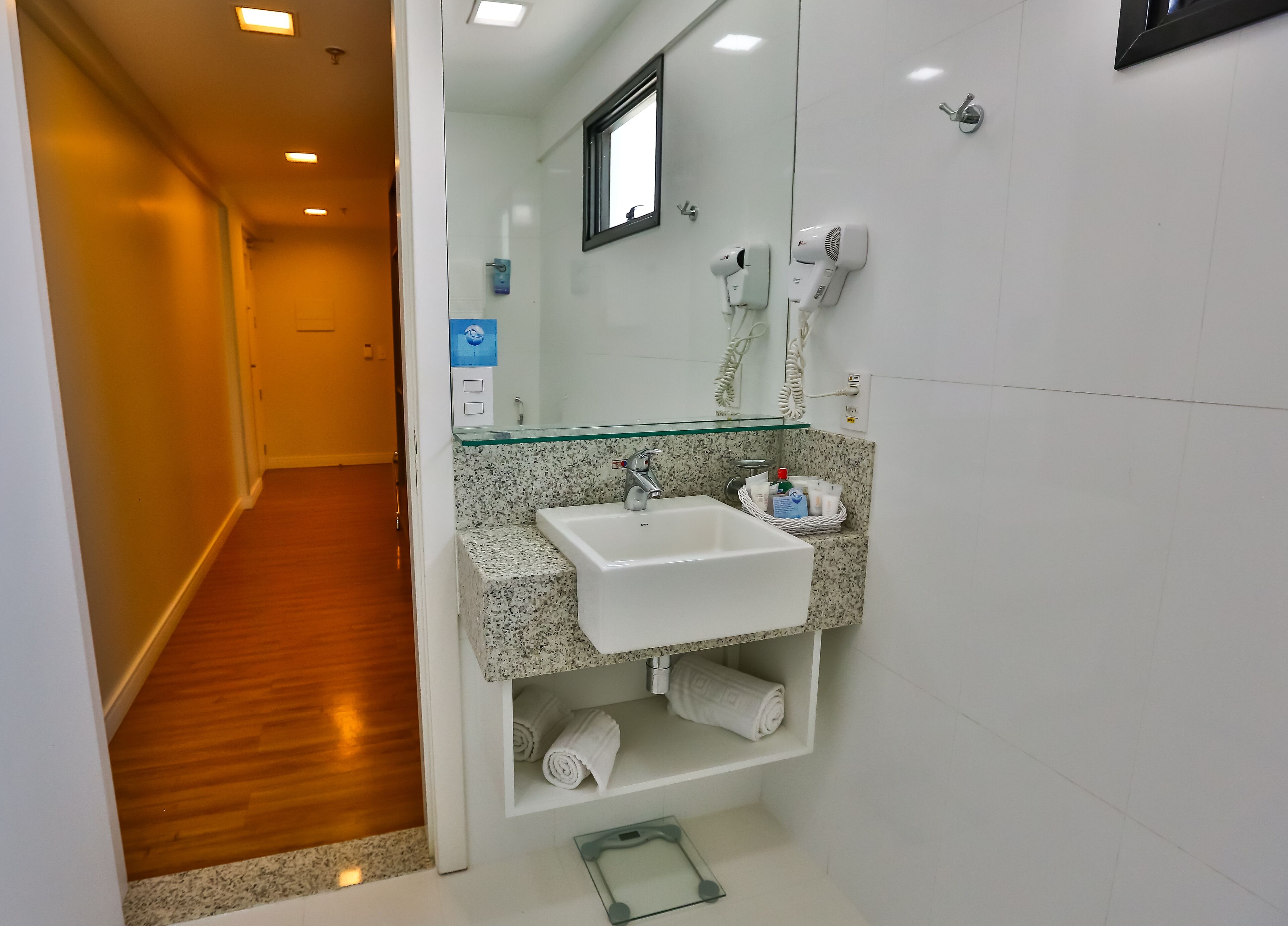 quarto business class | bathroom | shower, free toiletries, hair dryer, towels