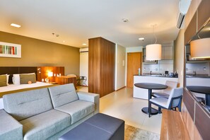 Suite, 1 très grand lit, non-fumeurs | Minibar, coffres-forts dans les chambres, bureau