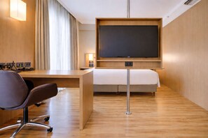 Quarto Business Class | Minibar, in-room safe, desk, laptop workspace - Quality Hotel & Suites Brasilia (Brasília)