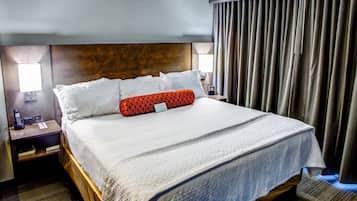 Studio Suite, 1 King Bed with Sofa bed, Corner | Premium bedding, down comforters, in-room safe, desk