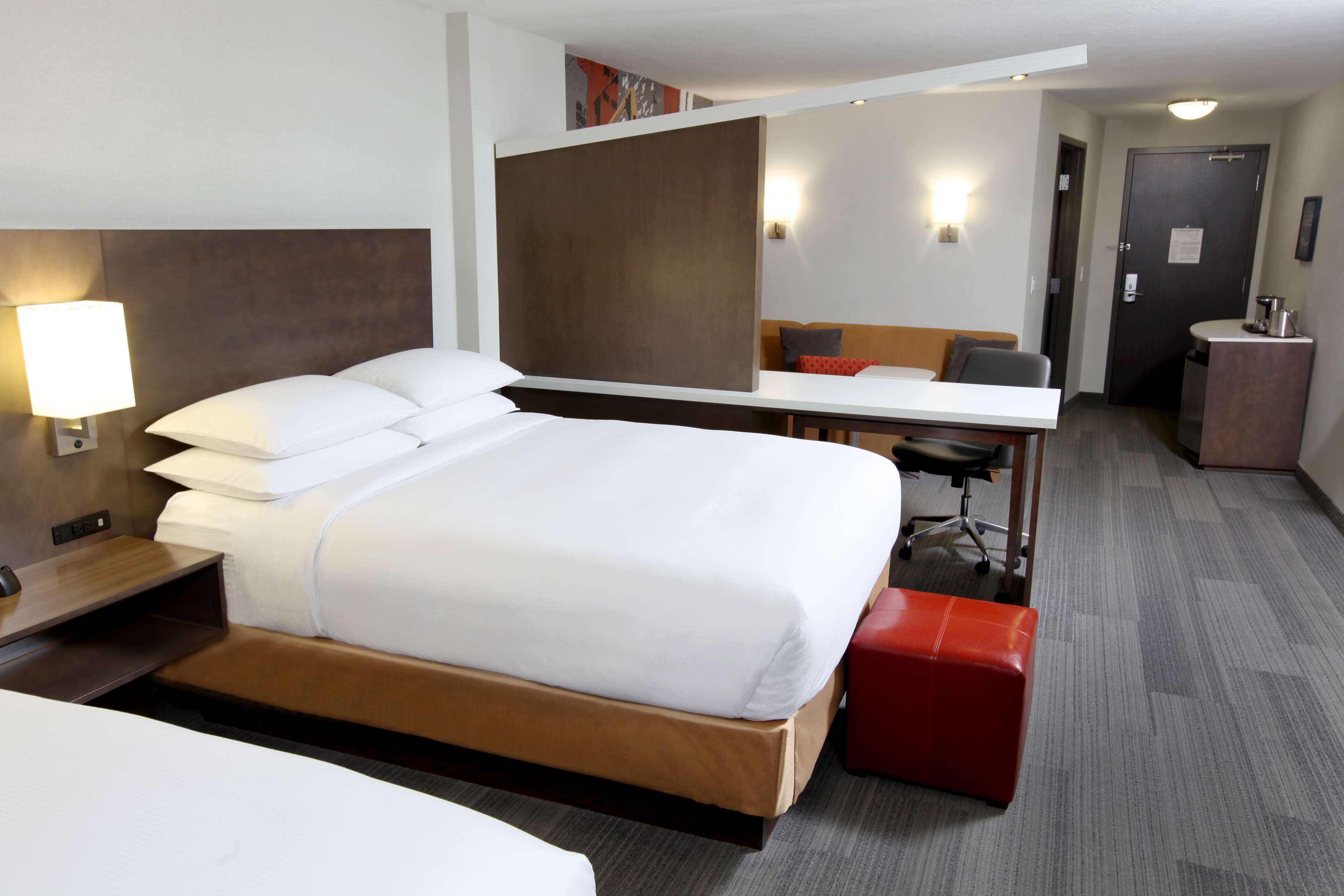 premium bedding, down duvets, in-room safe, desk