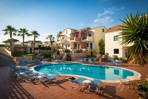 Outdoor pool, sun loungers - Diamond Village (Hersonissos)