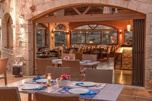 Déjeuner et dîner servis sur place