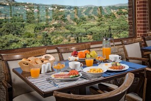 Lunsj og middag serveres