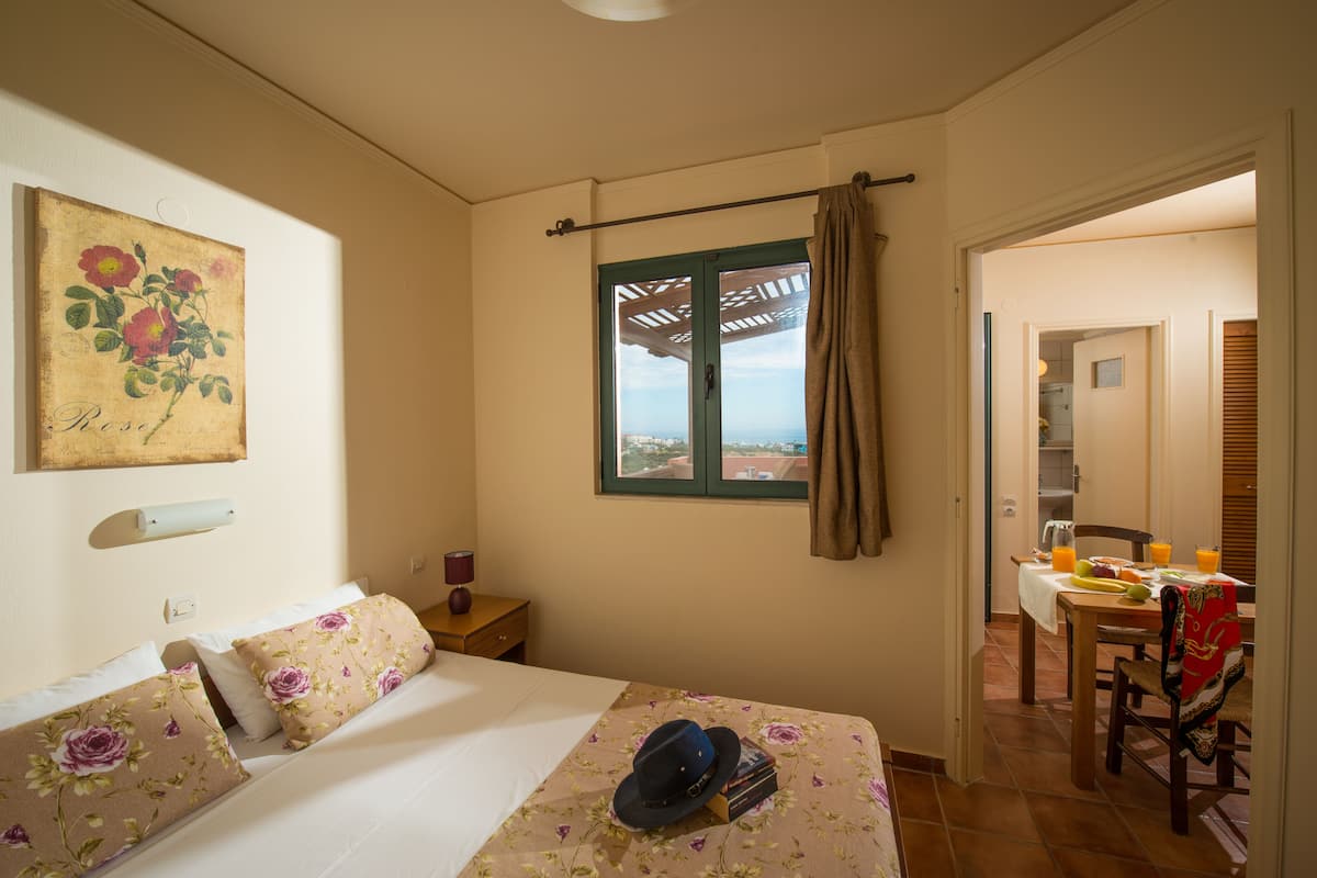 Apartamento família | Cofres nos quartos, escrivaninha, quartos à prova de som