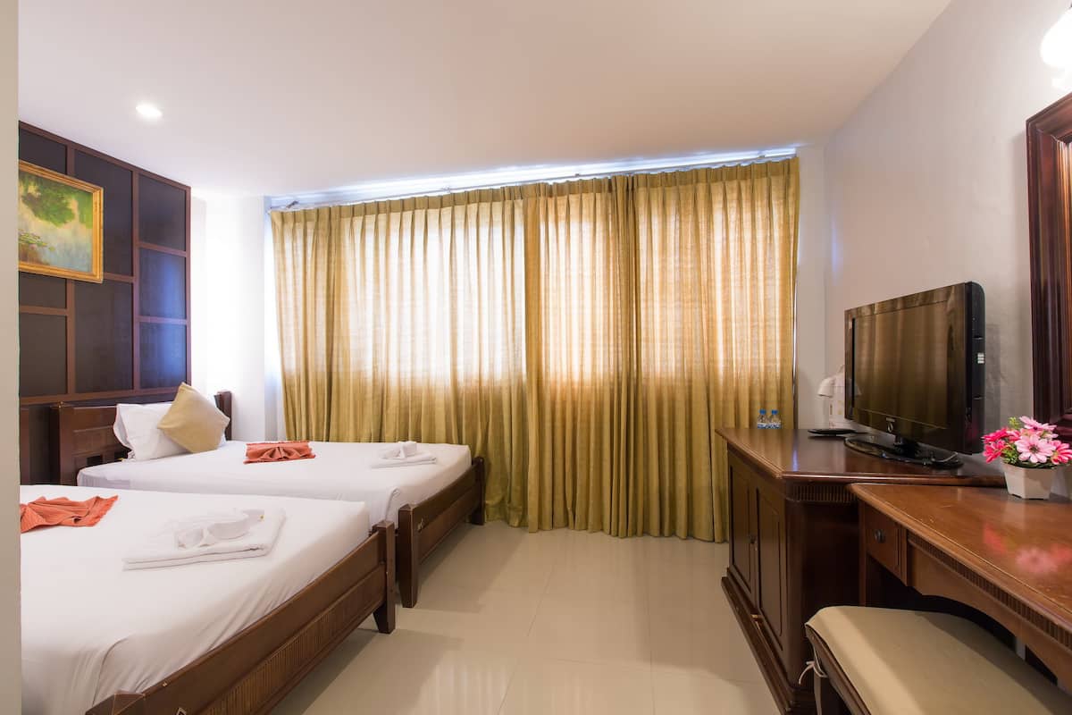 Standard Triple | In-room safe, desk, rollaway beds, free WiFi