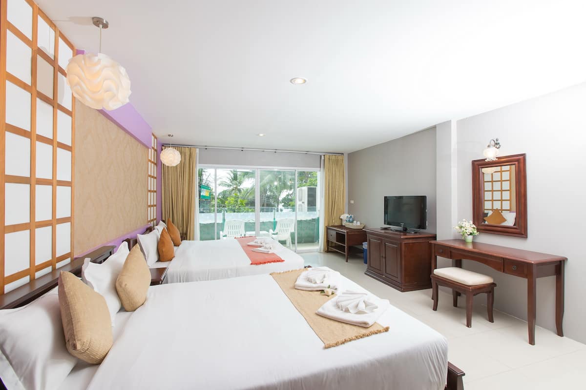 Deluxe Quadruple Room | In-room safe, desk, rollaway beds, free WiFi