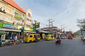 Eine belebte Straße mit verschiedenen Geschäften, darunter Subway und FamilyMart.