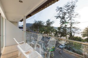 Deluxe Triple Room | Balcony - Time Out Hotel Beach Front (Patong)