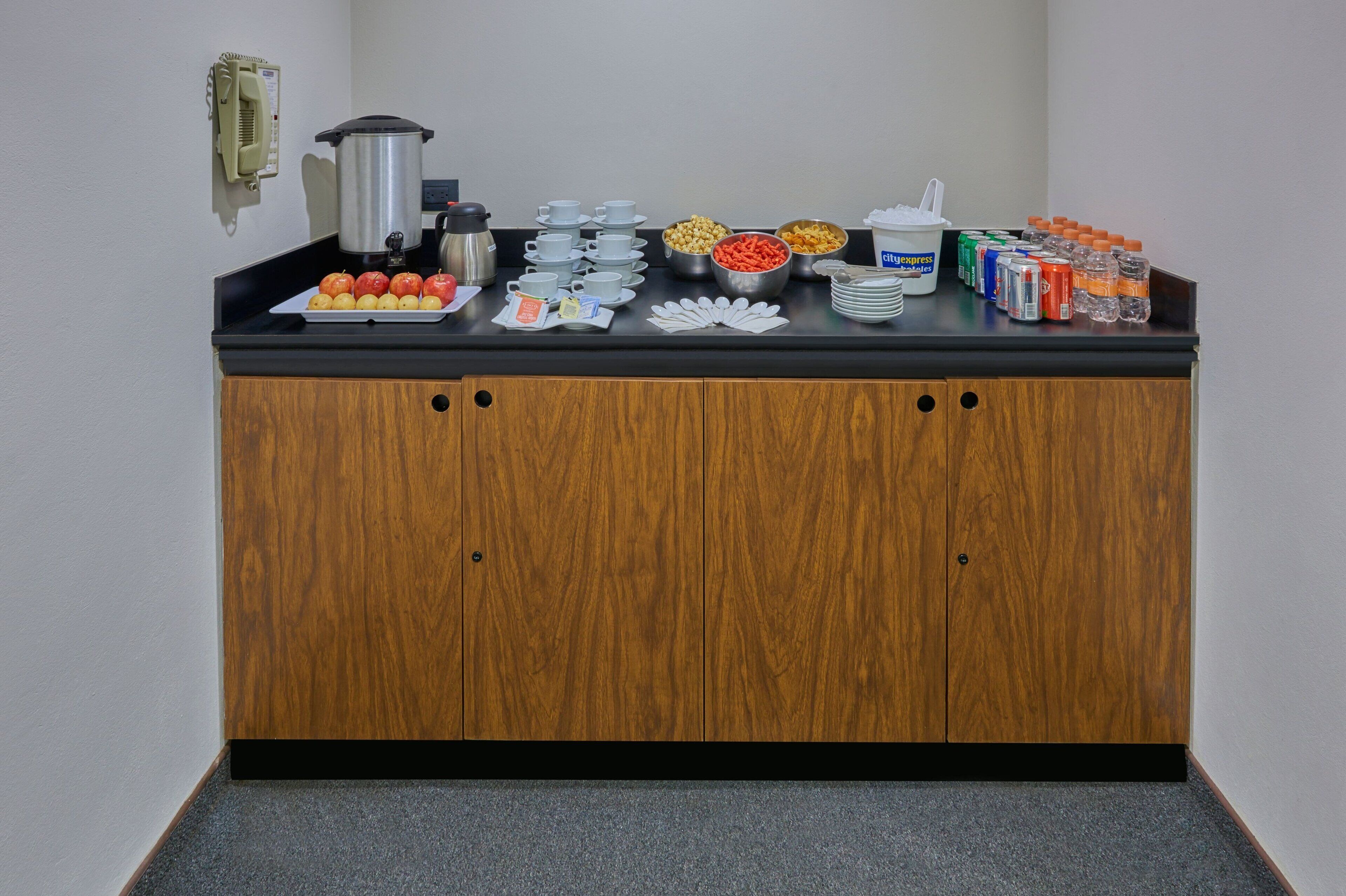 Un buffet de petit-déjeuner proposant une variété d'aliments et de boissons.
