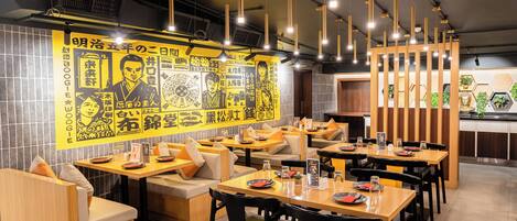 2 restaurants; breakfast, lunch, and dinner served