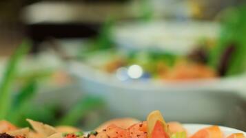 Desayuno buffet diario (AED 39 por persona)