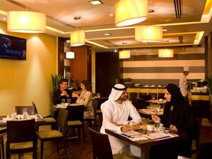 2 restaurants, breakfast, lunch, dinner served; international cuisine - Citymax Hotel Sharjah (Sharjah)