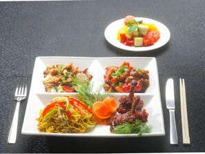 2 Restaurants, Frühstück, Mittagessen, Abendessen, internationale Küche