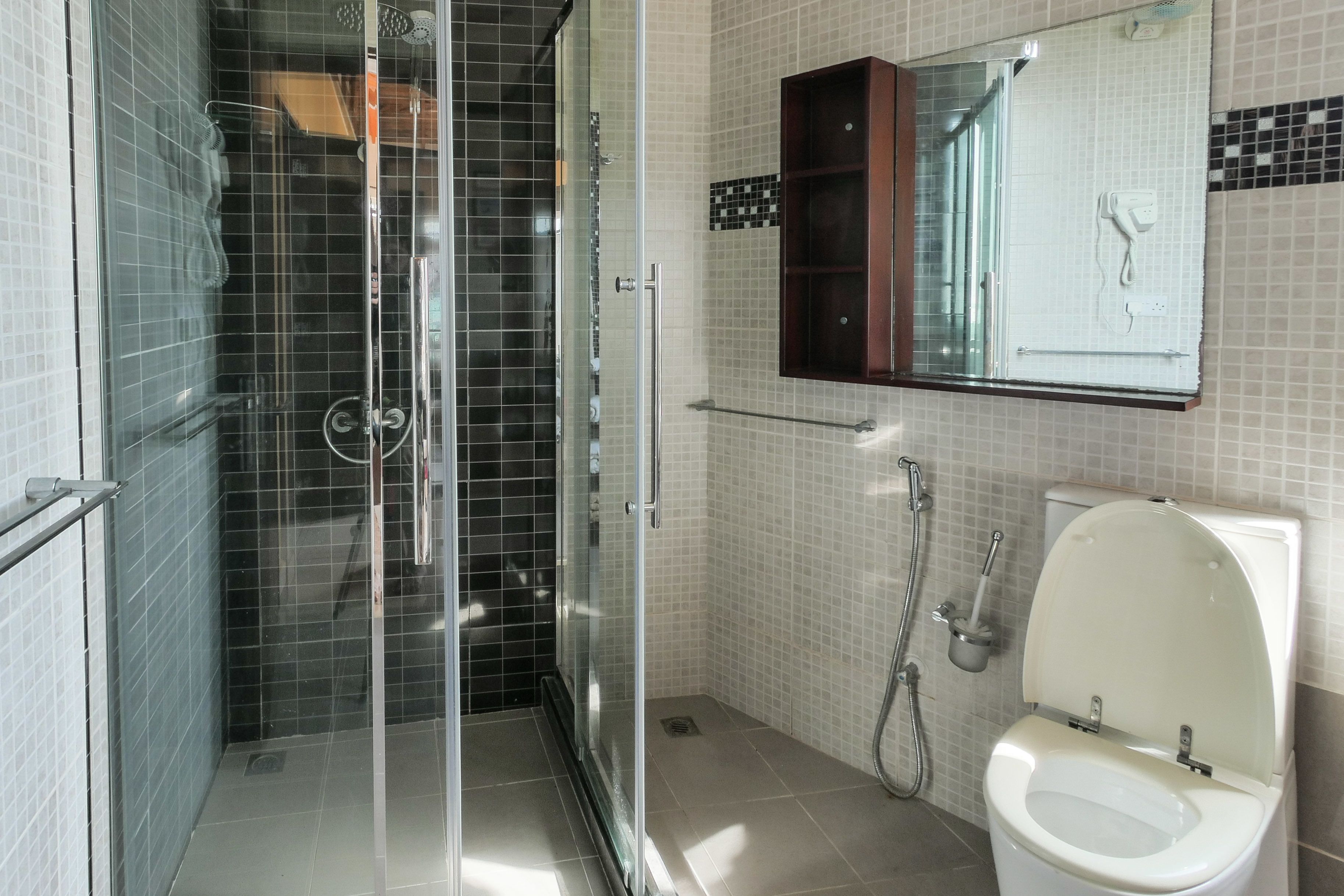 shower, rainfall showerhead, free toiletries, hair dryer