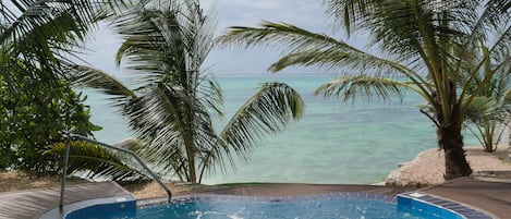 Bañera de hidromasaje al aire libre