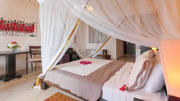 In-room safe, desk, bed sheets