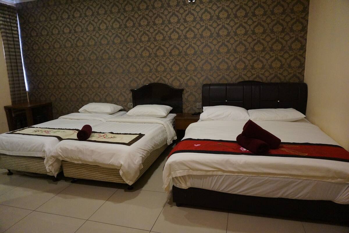 Family Room | Minibar, desk, iron/ironing board (on request), WiFi (free)