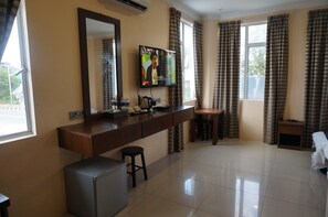 Minibar, desk, iron/ironing board, free WiFi - Tomato Hotel (Langkawi)