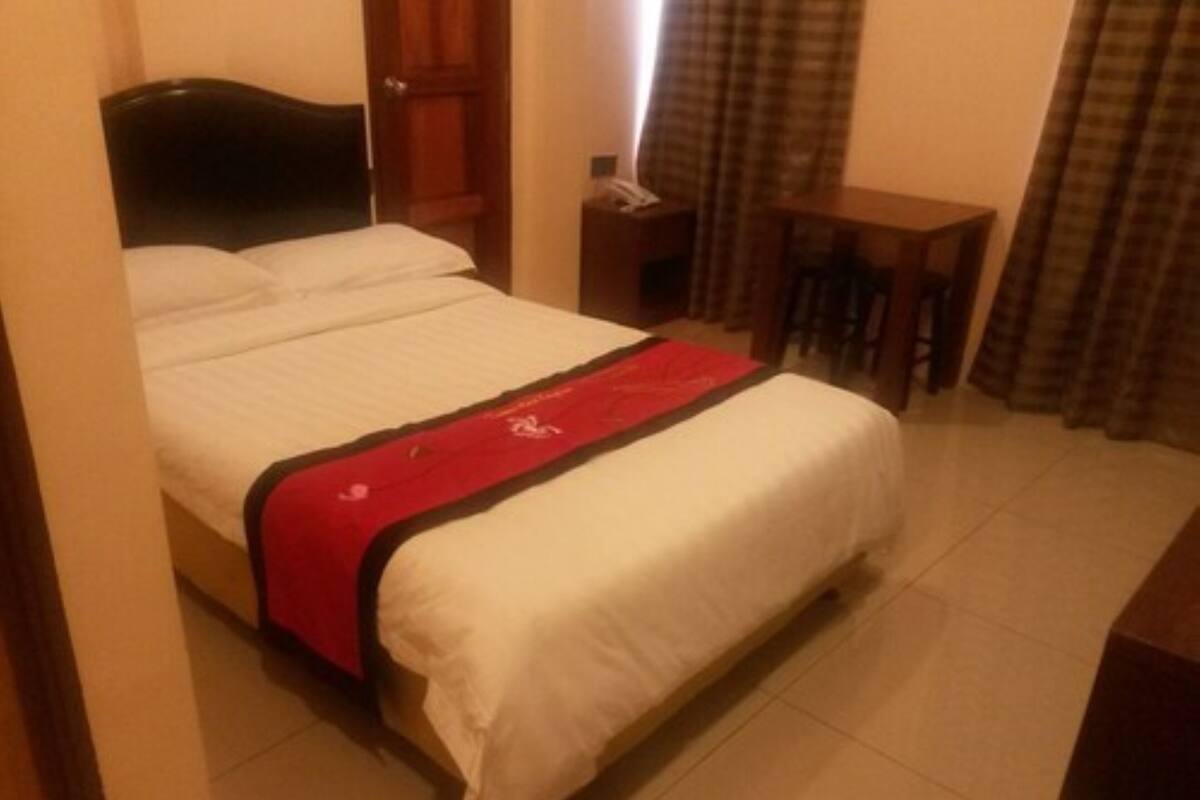 Standard Room, 1 Queen Bed | Minibar, desk, iron/ironing board (on request), WiFi (free)