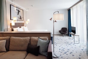 Cubrecamas, caja de seguridad en la habitación y escritorio