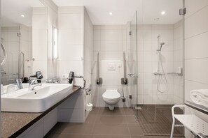 Standard Room, 1 Queen Bed, Accessible | Bathroom - Holiday Inn Berlin - City East Side by IHG (Berlin)
