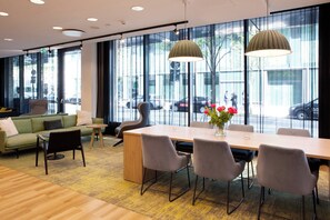 Breakfast served - Holiday Inn Berlin - City East Side by IHG (Berlin)
