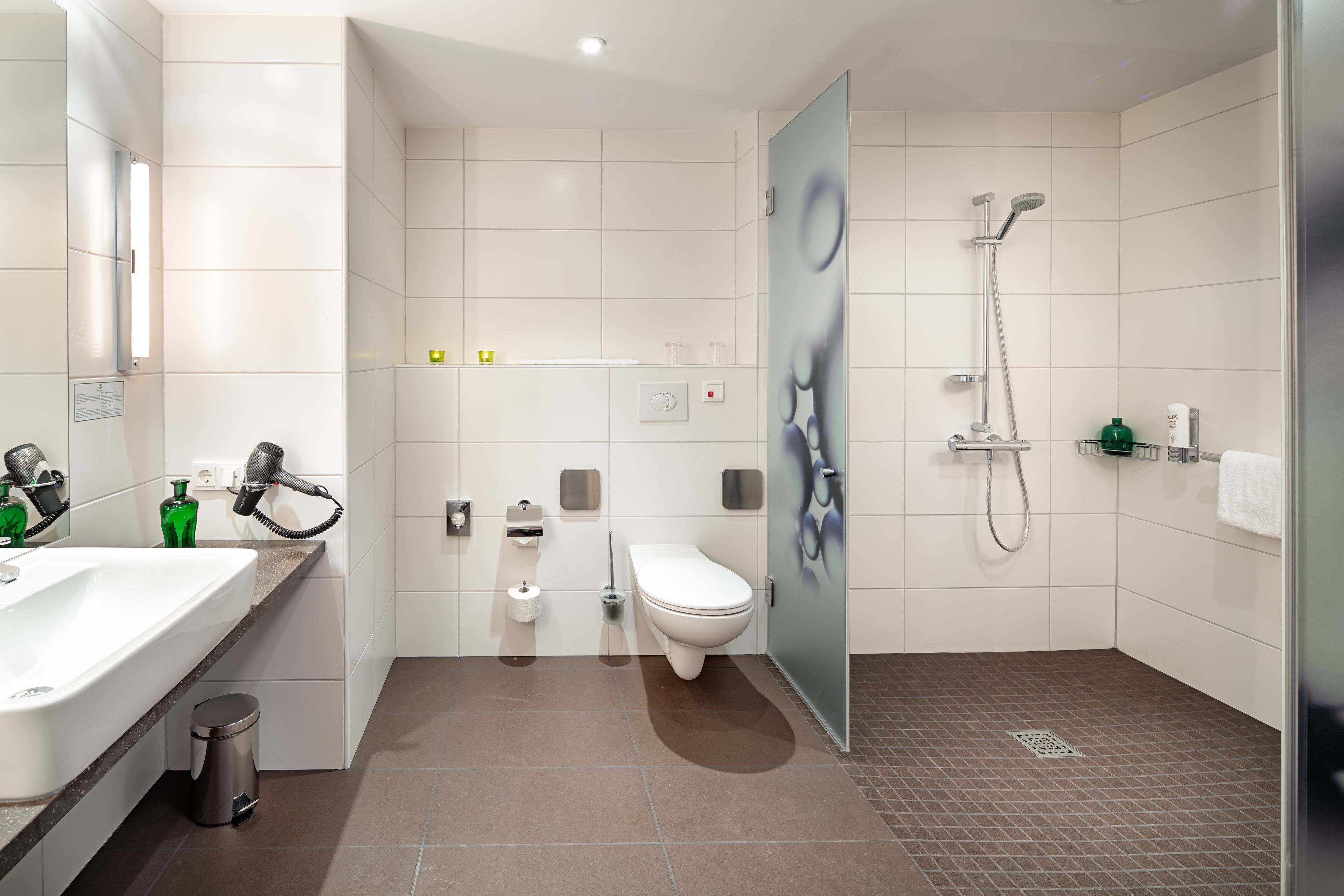 combined shower/bathtub, eco-friendly toiletries, hair dryer, towels