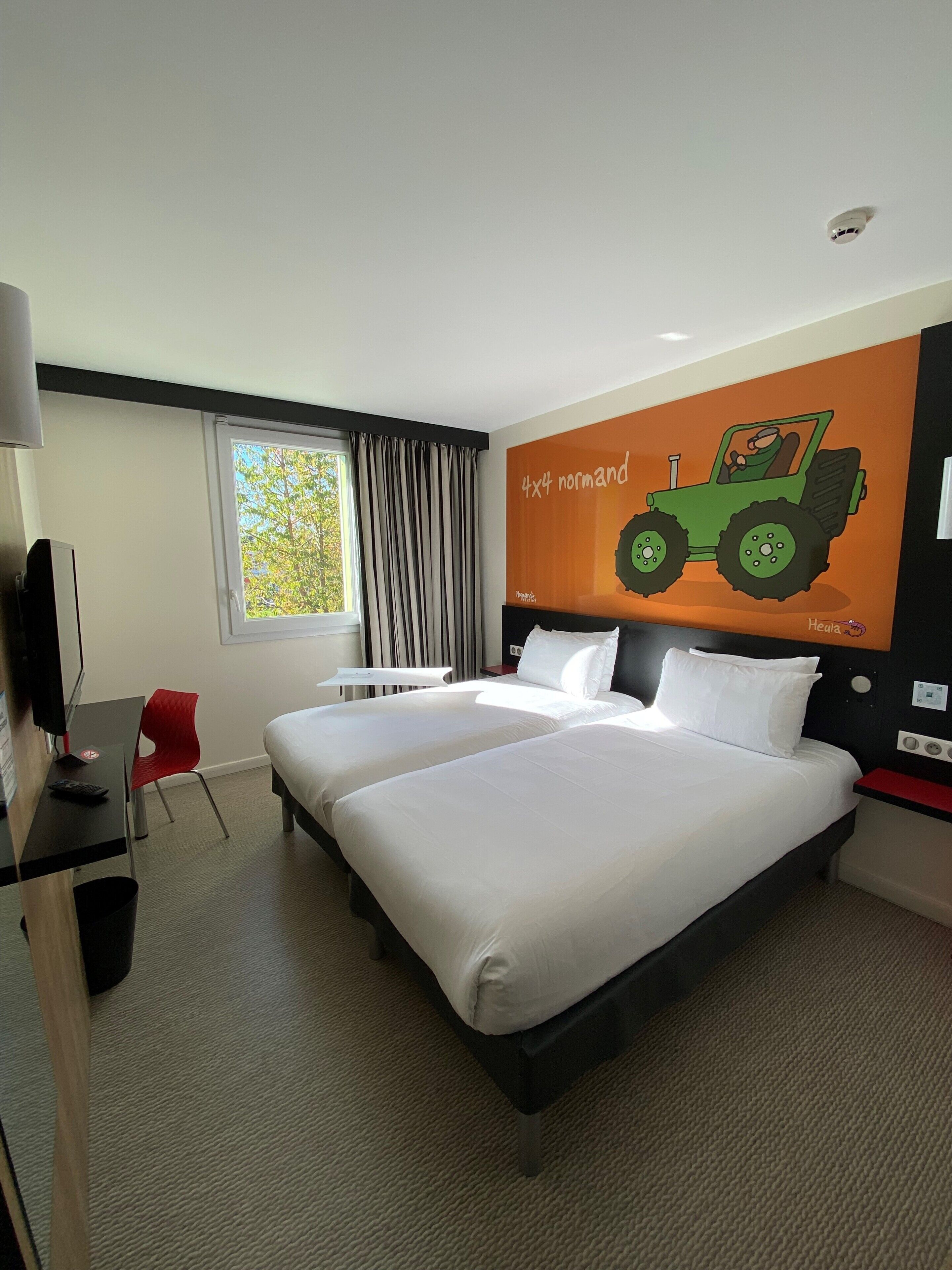 أسرّة بطبقة علوية مريحة وبديكورات فريدة لكل غرفة ومكتب