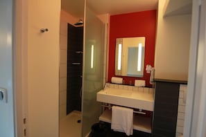 Bruser, miljøvenlige toiletartikler, hårtørrer, håndklæder
