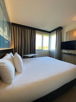 Standard Room, 1 Double Bed | Pillowtop beds, individually decorated, desk, laptop workspace - Ibis Styles Flers (Flers)