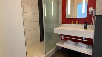 Chuveiro, produtos de toalete biodegradáveis, secador de cabelo