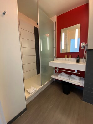 تجهيزات دش، مستلزمات للعناية الشخصية صديقة للبيئة، مجففات شعر، مناشف