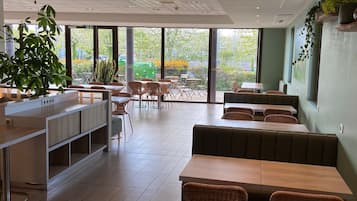 Café da manhã continental diário (EUR 11 por pessoa)