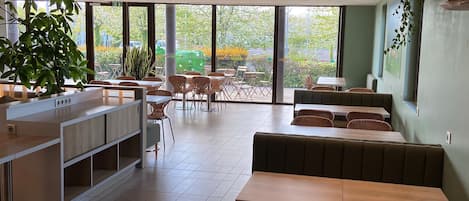 Daily continental breakfast (EUR 11 per person)