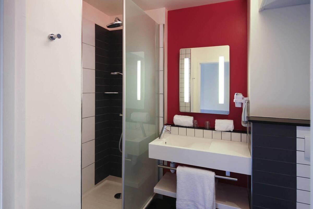 pillow-top beds, individually decorated, desk, laptop workspace