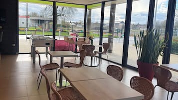 ๋งค์ผ ์ ๋ฝ์ ์์นจ ์์ฌ(1์ธ๋น EUR 11)