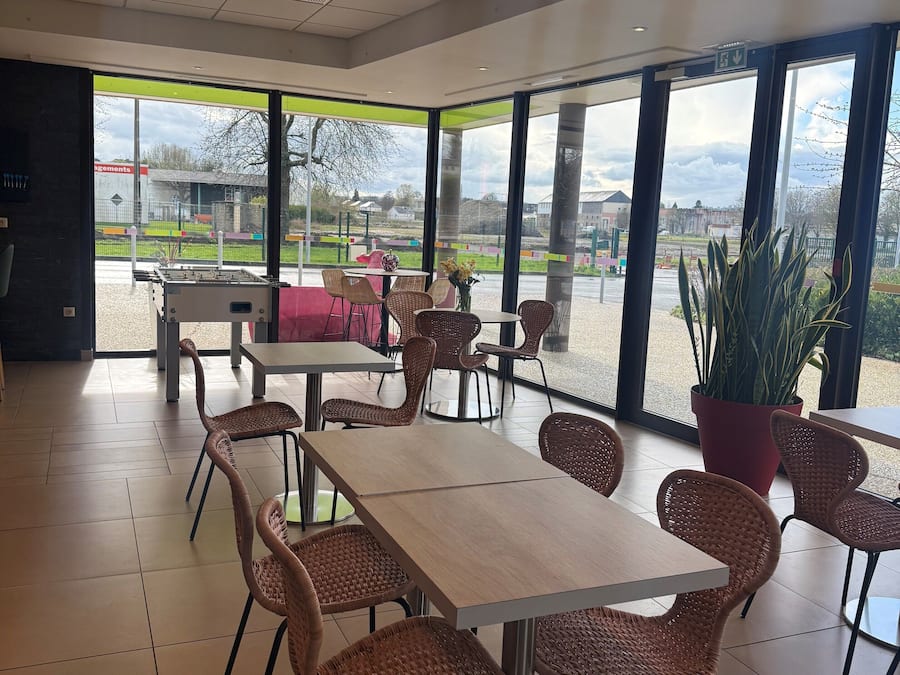 Daily continental breakfast (EUR 11 per person)