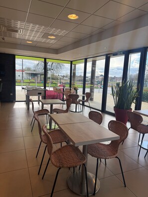 فطور أوروبي يوميًا بتكلفة قدرها (11 EUR للشخص)