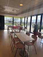 Desayuno continental diario (EUR 11 por persona)