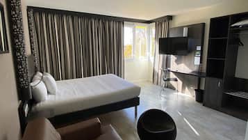 Suite familiar, 1 cama matrimonial y sofá cama (Standard) | Camas con pillow-top, decoración personalizada y escritorio