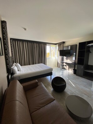 Pillow-top beds, individually decorated, desk, laptop workspace - Ibis Styles Flers (Flers)